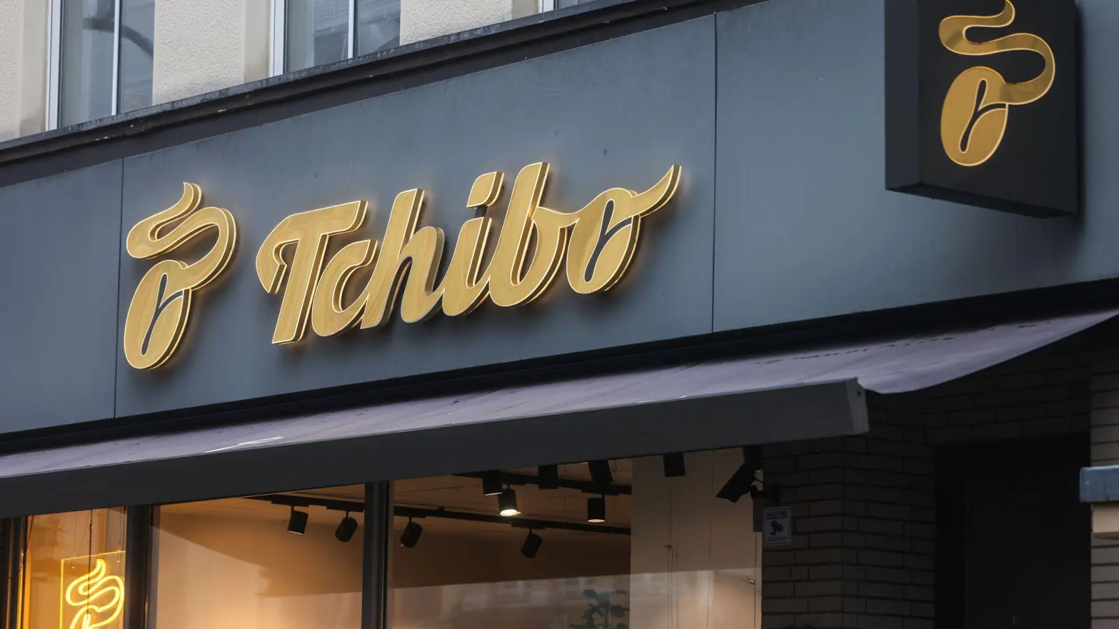 Kaffeeröster Tchibo erhöht Mitte Februar erneut seine Preise. (Foto: Oliver Berg/dpa)