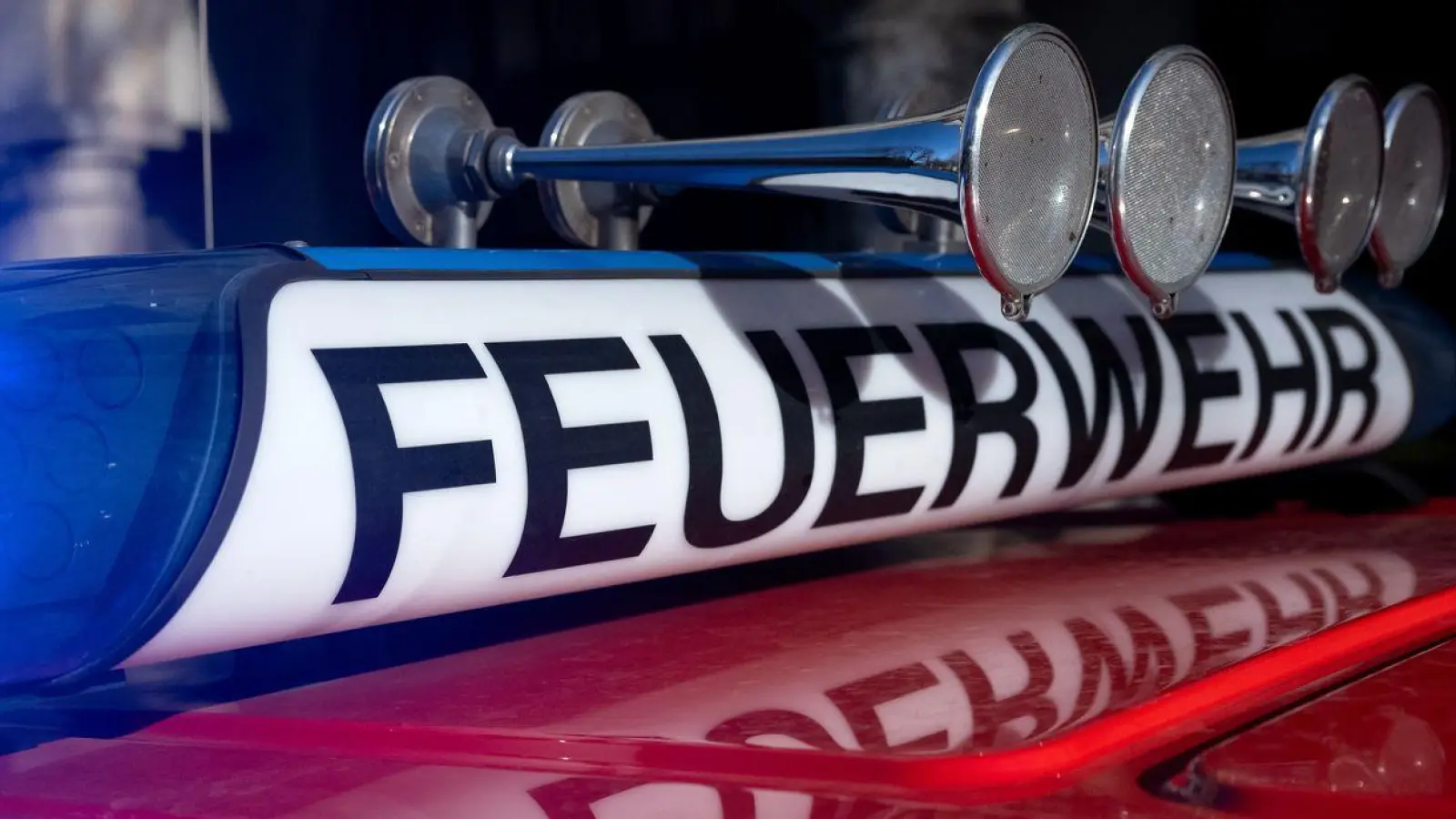 Die Feuerwehr konnte den Brand schließlich unter Kontrolle bringen. (Symbolbild) (Foto: Sven Hoppe/dpa)