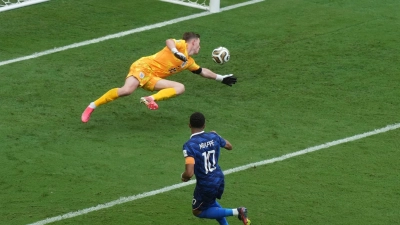 Mbappé (vorne) ist mit 22 WM-Toren nun an der Spitze der Bestenliste. (Foto: Marta Lavandier/AP/dpa)