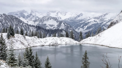 Oberhalb 1.500 Metern ist in den bayerischen Alpen gebietsweise Neuschnee möglich. (Foto: Jan Eifert/dpa)
