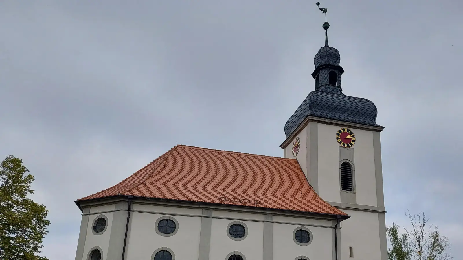 Vom 25. bis 27. Oktober 2025 feiert Langensteinach die Weihe der evangelisch-lutherischen Pfarrkirche St. Peter und Paul.  (Foto: Stadt Uffenheim)