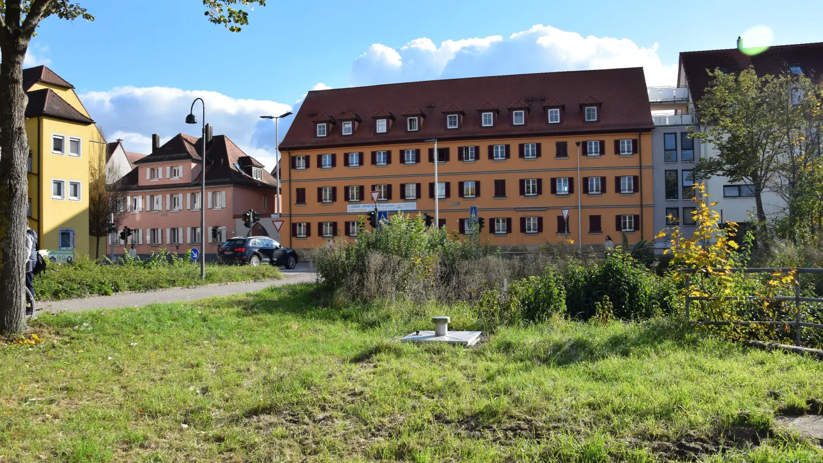 Während auf der Grünfläche die Maßnahmen zum Hochwasserschutz umgesetzt werden, wird der Verkehr rund um die Kreuzung des Kasernendammes mit der Würzburger Straße eingeschränkt. (Foto: Florian Schwab)