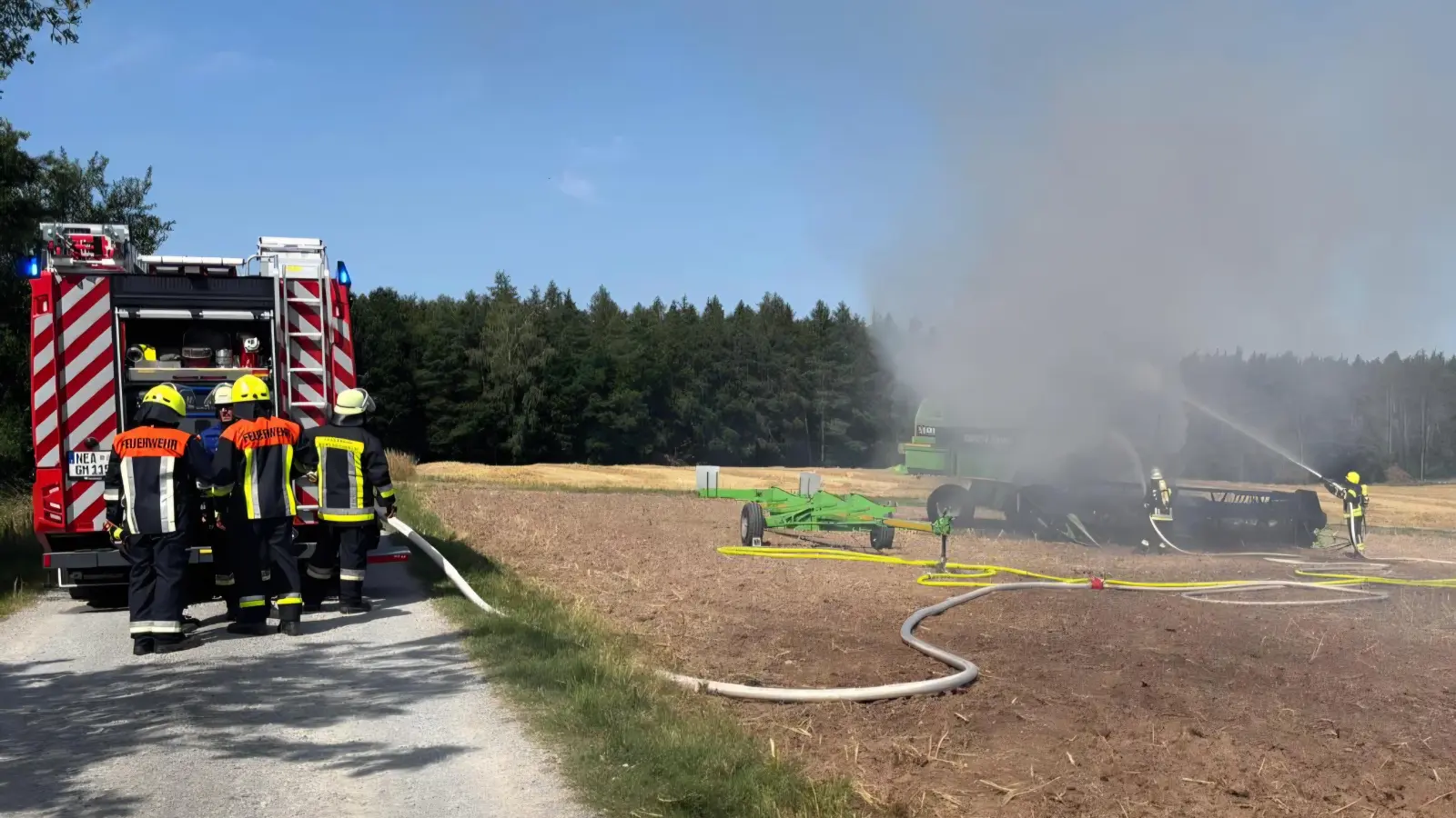 Bei Münchsteinach brannte ein Mähdrescher. Damit die Feuerwehr löschen konnte, musste sie die Maschine aufspreizen. (Foto: Kreisfeuerwehrverband NEA)