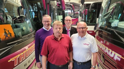 In der Fahrzeughalle fühlen sie sich wohl (von links): Geschäftsführer Christof Thürauf, Henry Jung, Hans-Günther Kallender und Geschäftsführer Rudi Schmidt. (Foto: Nina Daebel)