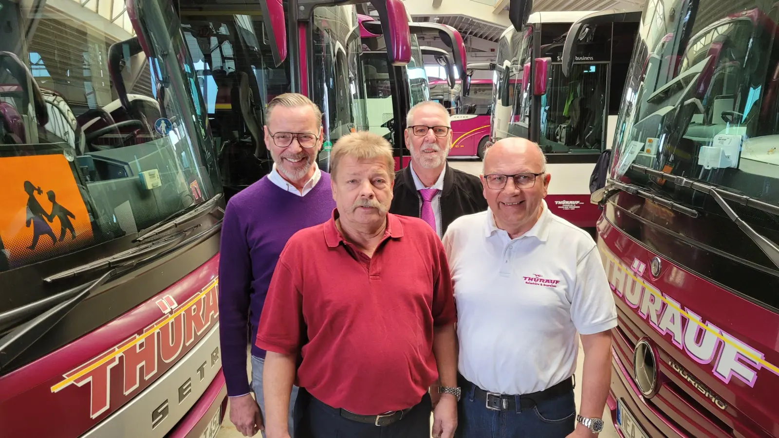 In der Fahrzeughalle fühlen sie sich wohl (von links): Geschäftsführer Christof Thürauf, Henry Jung, Hans-Günther Kallender und Geschäftsführer Rudi Schmidt. (Foto: Nina Daebel)