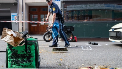 Polizisten und Rettungskräfte rückten zum Ort des Geschehens aus. (Symbolbild) (Foto: Lennart Preiss/dpa)