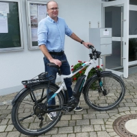 Immer sportlich unterwegs, Jörg Rabenstein, der neue Bürgermeister von Ergersheim vor dem Rathaus der Gemeinde. (Foto: Sylvia Fehlinger)