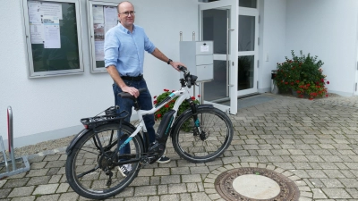 Immer sportlich unterwegs, Jörg Rabenstein, der neue Bürgermeister von Ergersheim vor dem Rathaus der Gemeinde. (Foto: Sylvia Fehlinger)