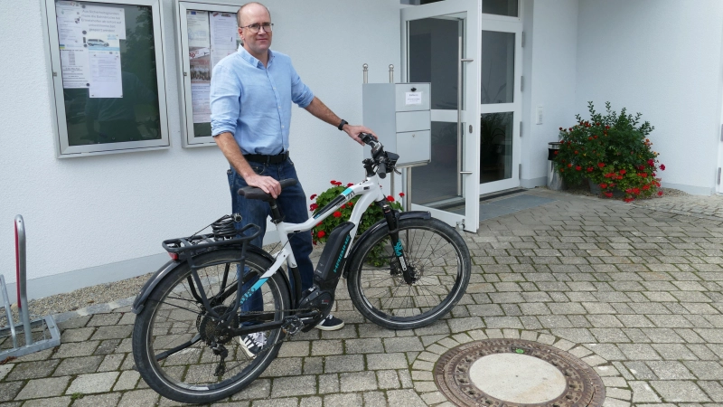 Immer sportlich unterwegs, Jörg Rabenstein, der neue Bürgermeister von Ergersheim vor dem Rathaus der Gemeinde. (Foto: Sylvia Fehlinger)