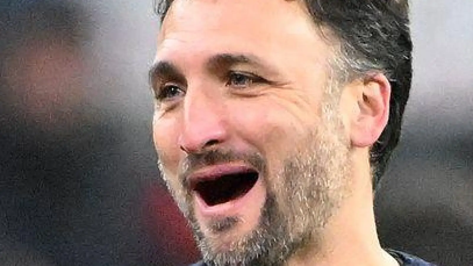 Bayern-Trainer José Barcala feiert mit Torschützin Alara den Sieg über Arsenal. (Foto: Jens Niering/dpa)