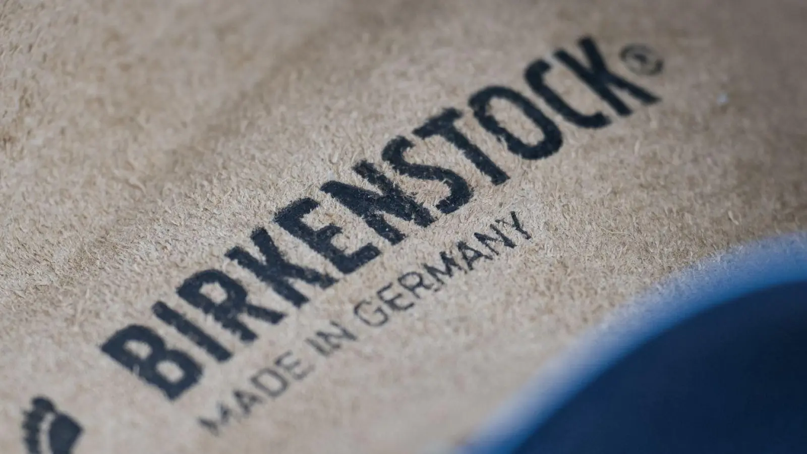 Unter dem Strich sprang Birkenstocks Quartalsgewinn um 45 Prozent auf 72 Millionen Euro nach oben. (Foto: Sebastian Gollnow/dpa)