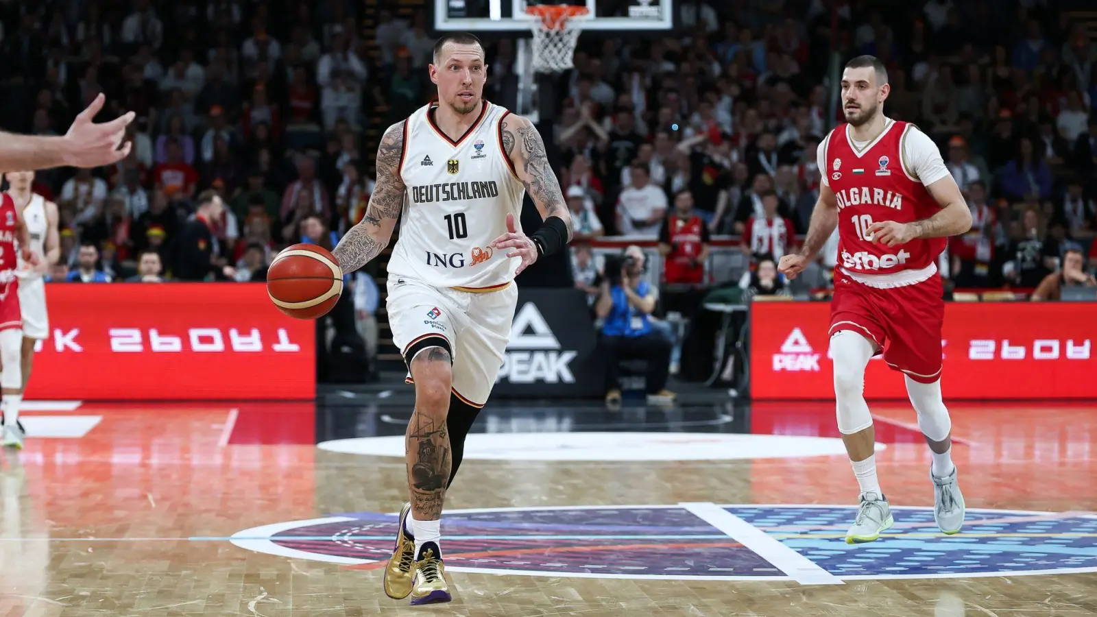 Daniel Theis will beim Supercup in München wieder dabei sein. (Foto: Daniel Löb/dpa)