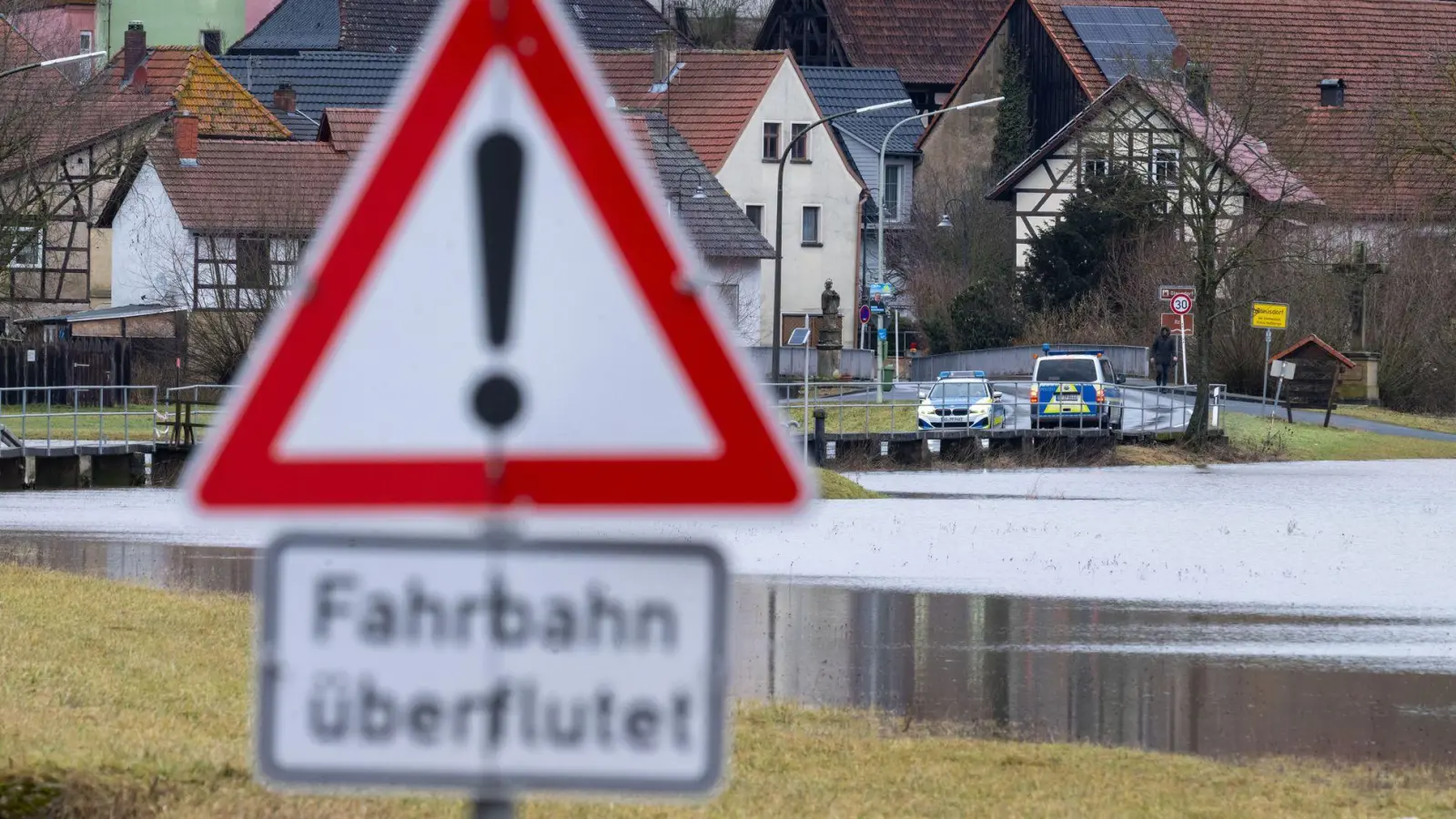 Einzelne Straßen sind überflutet. (Foto: Pia Bayer/dpa)