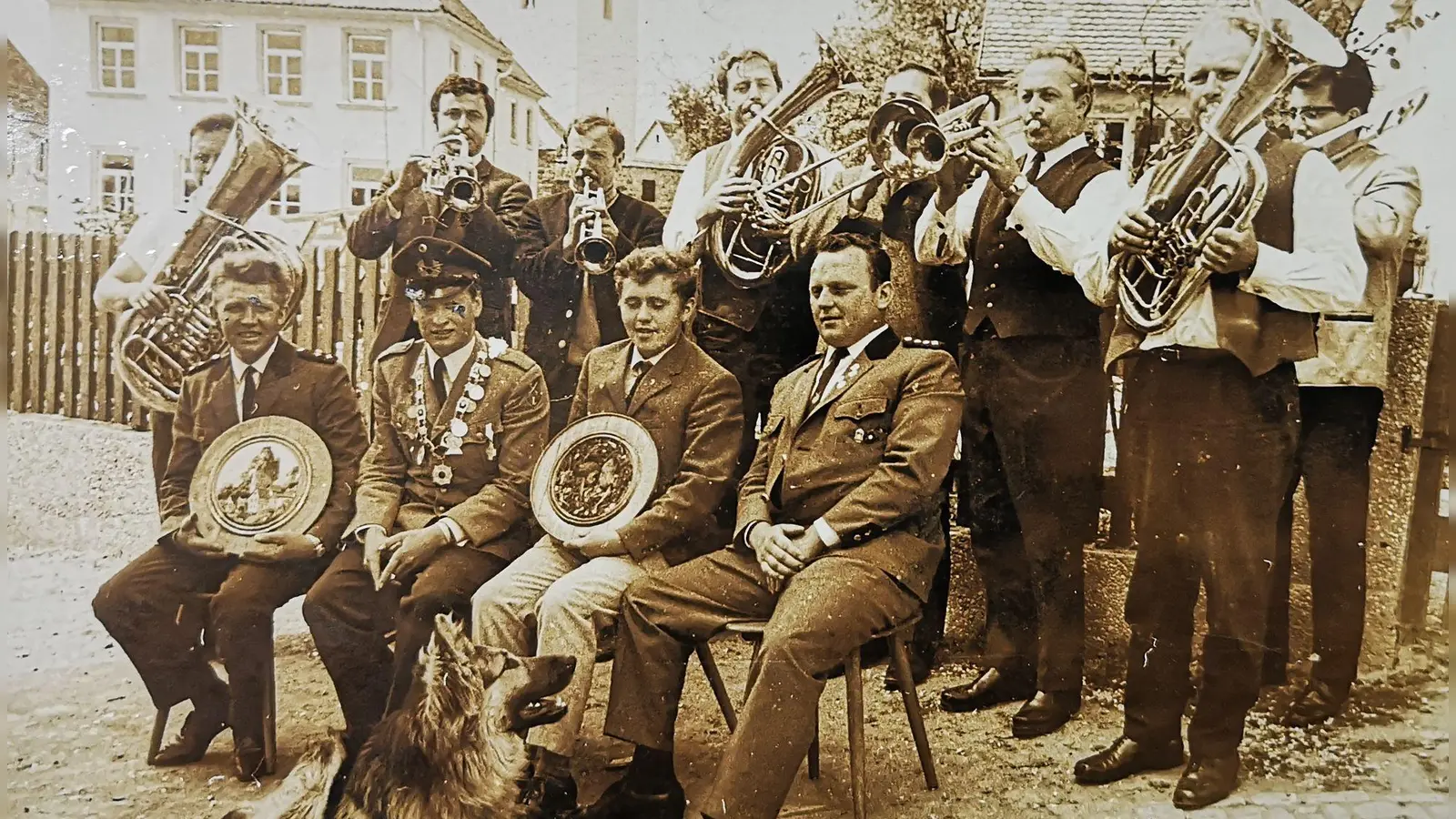 Mit zünftiger Musik wurden auch schon die allerersten Königsproklamationsfeiern der noch jungen Gruppe garniert. Das aus dem Vereinsarchiv stammende Foto entstand im Jahr 1968 und zeigt den damaligen Schützenmeister Hans Butzer (vorne rechts) mit den Würdenträgern und Musikanten. (Repro: Jürgen Binder)