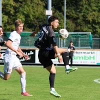 Patrick Kroiß (in Schwarz) bereitete das erste Ansbacher Tor vor und wurde beim Strafstoß zum 2:1-Siegtreffer gefoult. (Foto: Amelie Gebhard)