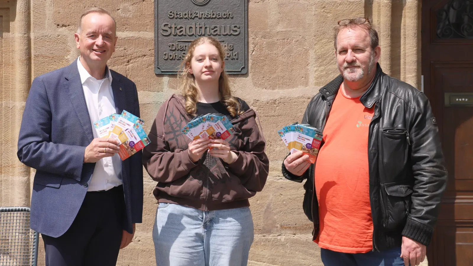 Oberbürgermeister Thomas Deffner (links) und Stadtjugendpfleger Udo Seidel leiten mit Lisa Stadelmann die neue Ferienpass-Aktion der Stadt ab 1. August ein. Lisa Stadelmann ist FSJ-Leistende, bringt sich also derzeit in einem Freiwilligen Sozialen Jahr ein. (Foto: Oliver Herbst)