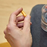 Kapsel gegen Hitzewallungen? Supplements gelten rechtlich als Lebensmittel, nicht als Medikamente – sie müssen ihre Wirksamkeit nicht nachweisen. (Foto: Nico Tapia/dpa-tmn)