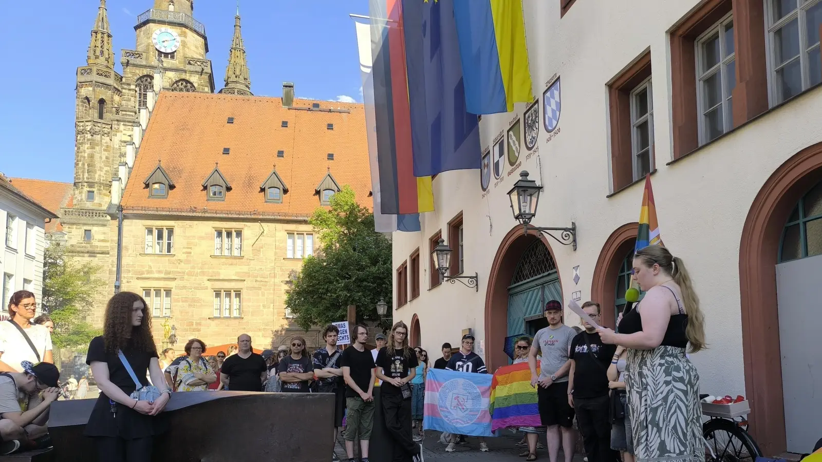 Die Farben des Regenbogens prägten die Mahnwache auf dem Martin-Luther-Platz zum Gedenken des Anschlags auf den CSD in Berlin.  (Foto: Thomas Schaller)