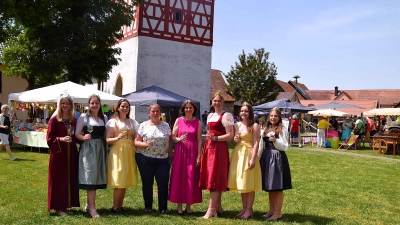 Rund um den Dorfplatz und im Ort verteilt gab es viele Stationen und Angebote. Anke Gümpelein (Vierte von rechts), Alisa Falk (Dritte von rechts) und Eva Bauer (Fünfte von rechts) eröffneten im Beisein von Hoheiten das „Wein &amp; Honig-Fest“.  (Foto: Gerhard Krämer)