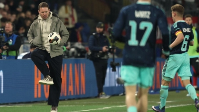 Bundestrainer Nagelsmann schießt einen Ball zurück aufs Spielfeld.  (Foto: Christian Charisius/dpa)
