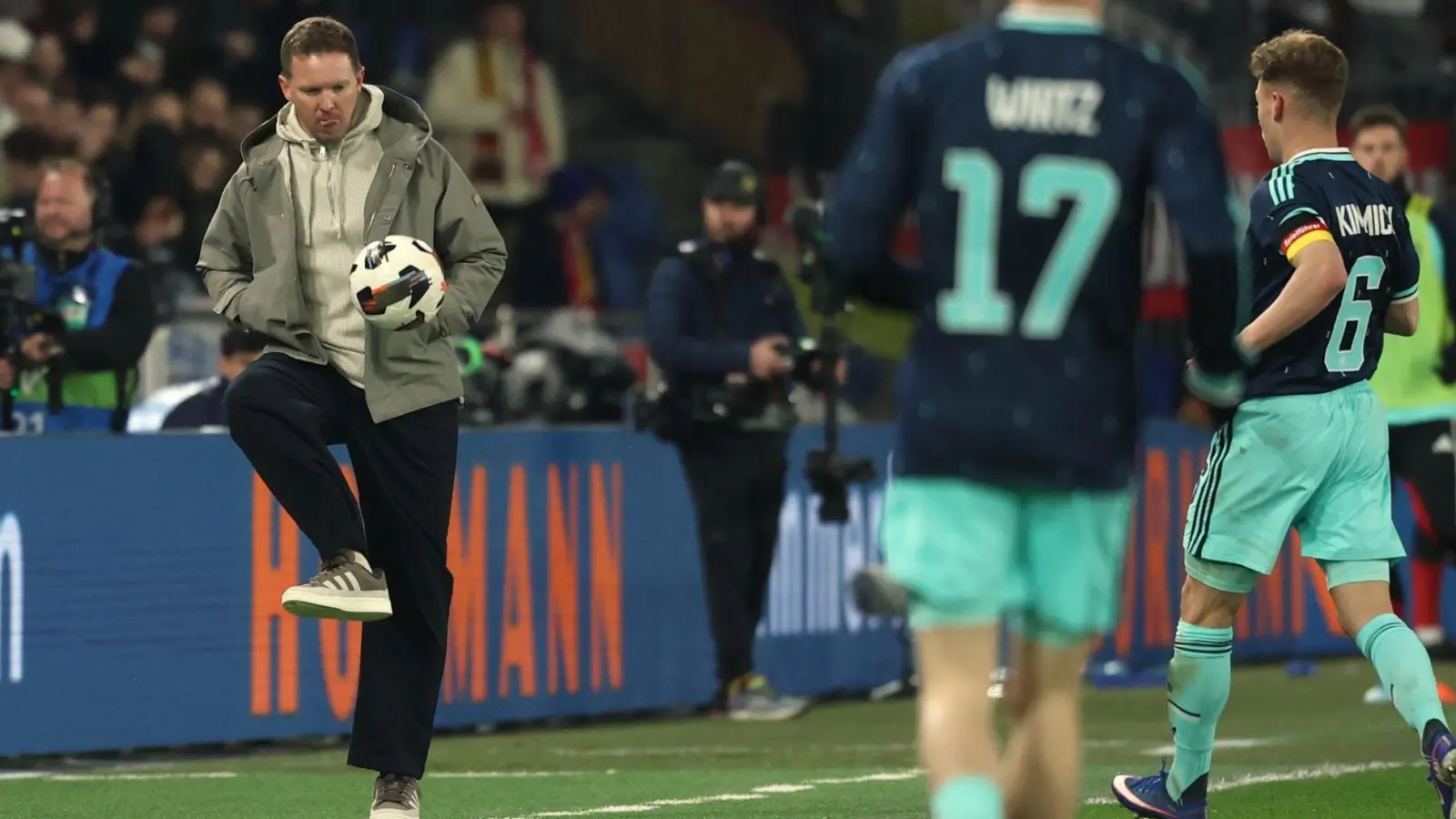 Bundestrainer Nagelsmann schießt einen Ball zurück aufs Spielfeld.  (Foto: Christian Charisius/dpa)