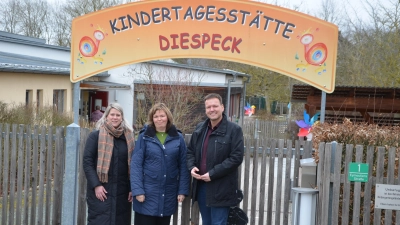 Die Leiterin der Verwaltungsstelle des Dekants, Carina Scherer, sowie die Leiterin der Kindertagesstätte, Barbara Hartmann, und Diespecks Bürgermeister Markus Helmreich freuten sich, die finanzielle Herausforderung gemeinsam gemeistert zu haben. (Foto: Christa Frühwald)
