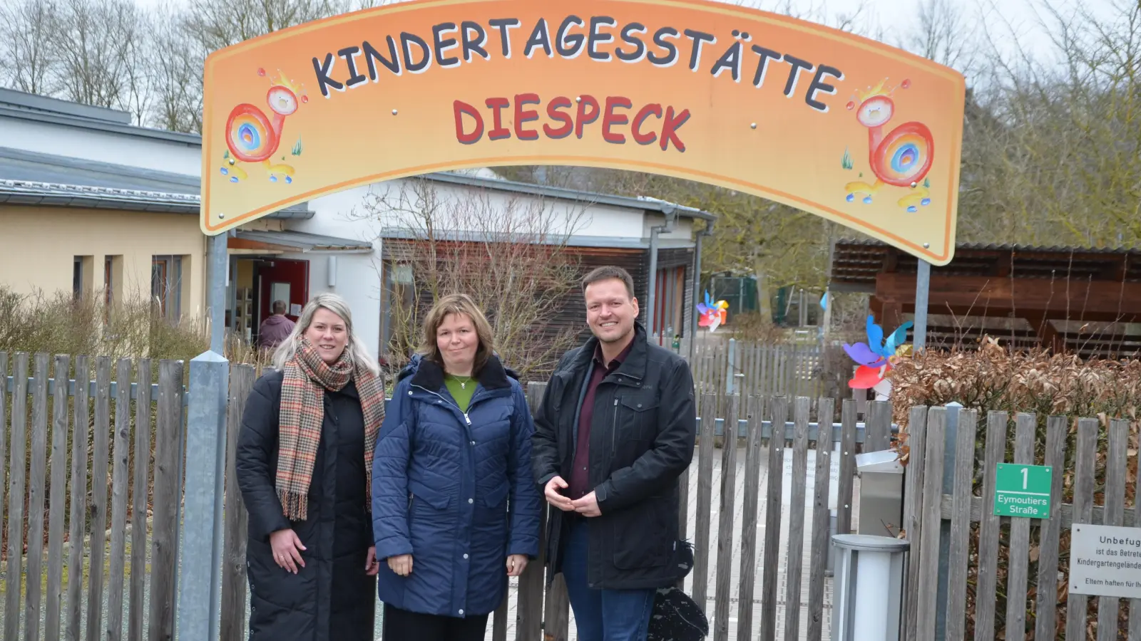 Die Leiterin der Verwaltungsstelle des Dekants, Carina Scherer, sowie die Leiterin der Kindertagesstätte, Barbara Hartmann, und Diespecks Bürgermeister Markus Helmreich freuten sich, die finanzielle Herausforderung gemeinsam gemeistert zu haben. (Foto: Christa Frühwald)