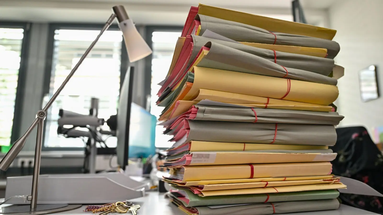 Bei den Staatsanwaltschaften wachsen die Aktenstapel weiter. (Symbolbild)  (Foto: Patrick Pleul/dpa)