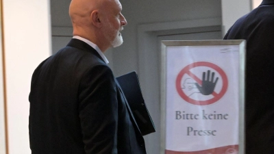 Es dringt nicht viel heraus aus dem Verhandlungssaal, hier dbb-Chef Volker Geyer im Potsdamer Hotelfoyer. (Foto: Michael Bahlo/dpa)