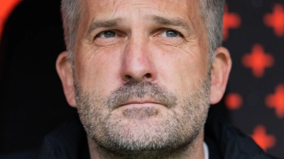 Nicht zu früh feiern: Manuel Baum will mit dem FC Augsburg den Klassenerhalt gegen Frankfurt perfekt machen. (Archivbild) (Foto: Rolf Vennenbernd/dpa)