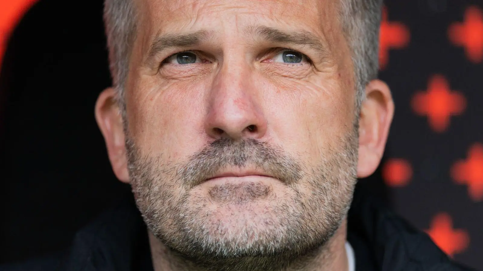 Nicht zu früh feiern: Manuel Baum will mit dem FC Augsburg den Klassenerhalt gegen Frankfurt perfekt machen. (Archivbild) (Foto: Rolf Vennenbernd/dpa)