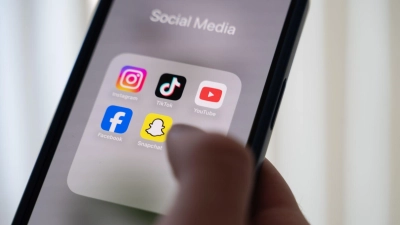 Für eine geplante Handreichung zu Umgangsregeln in sozialen Medien lässt sich der Deutsche Knigge-Rat von Schülern beraten. (Symbolbild) (Foto: Alicia Windzio/dpa)