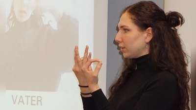 Julia Sommer zeigt die Gebärde für „Familie“. (Foto: Andrea Walke)