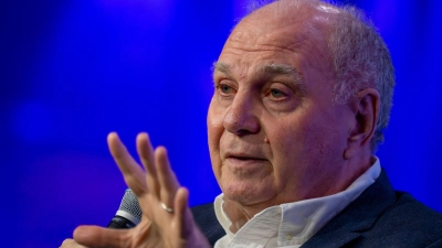 Nachbar verklagt Uli Hoeneß wegen zweier Bäumchen. (Archovfoto)  (Foto: Peter Kneffel/dpa)