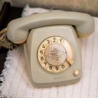 Das Wählscheibentelefon kann bleiben – nur die Leitung nicht. Statt klassischem Festnetz soll bei Bedarf eine Adapterbox Gespräche übers Mobilfunknetz möglich machen. (Foto: Philipp Schulze/dpa/dpa-tmn)