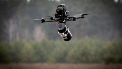 Im Ukraine-Krieg beobachten kleine Drohnen ständig das gesamte Gefechtsfeld. (Archivbild)  (Foto: Efrem Lukatsky/AP/dpa)