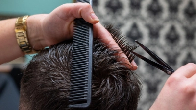 Immer mehr Männer wollen das Friseurhandwerk lernen. (Foto: Armin Weigel/dpa)