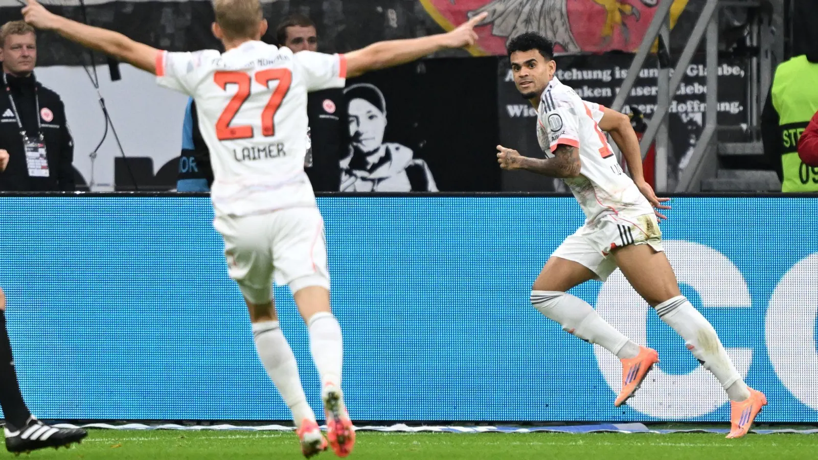 War der Matchwinner in Frankfurt: Bayerns Luis Díaz (r). (Foto: Arne Dedert/dpa)