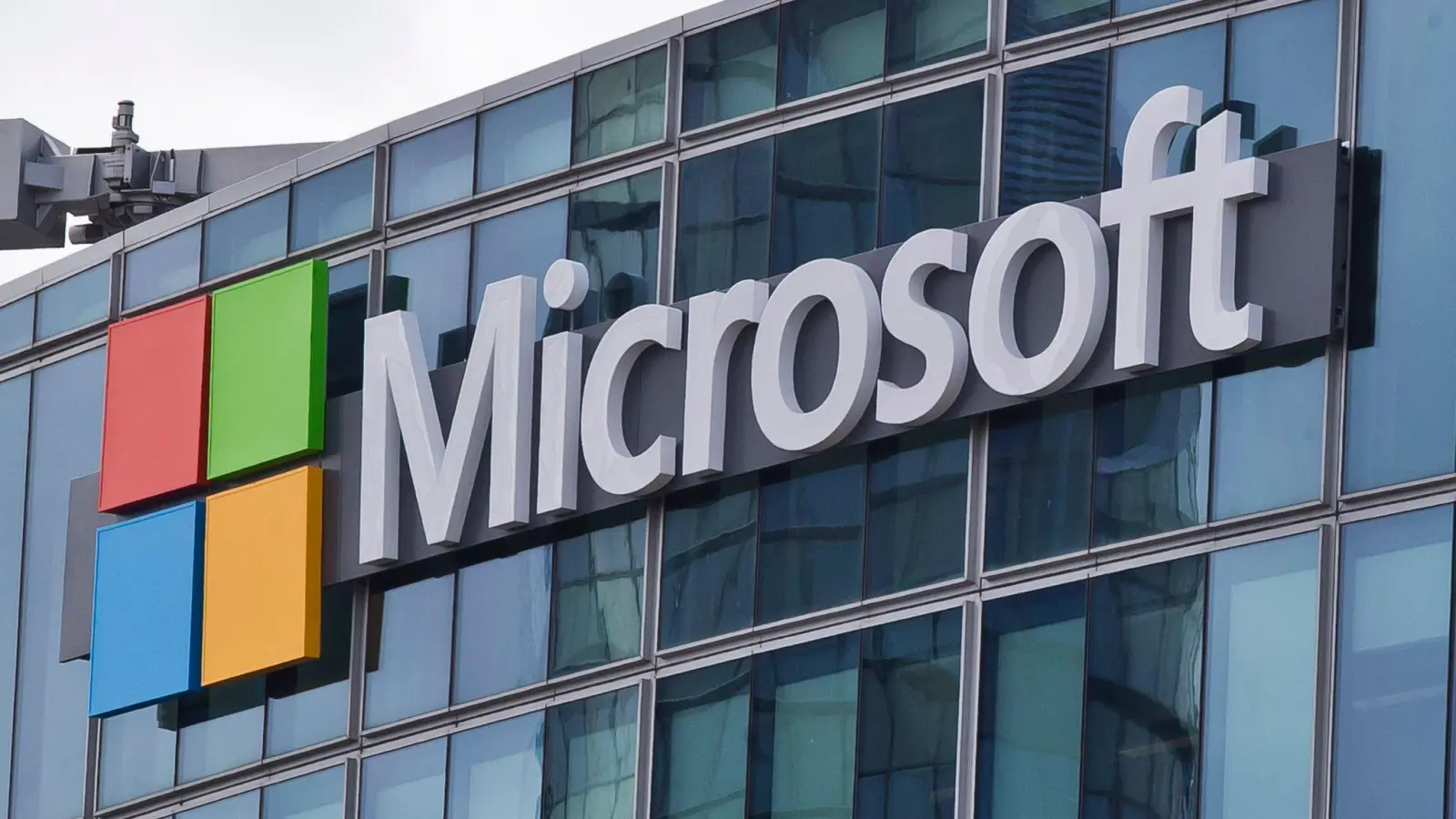 Microsoft hat mehrere Milliarden Dollar in OpenAI investiert und bindet Software der Firma auch in seine Office-Büroprogramme ein. (Foto: Michel Euler/AP/dpa)