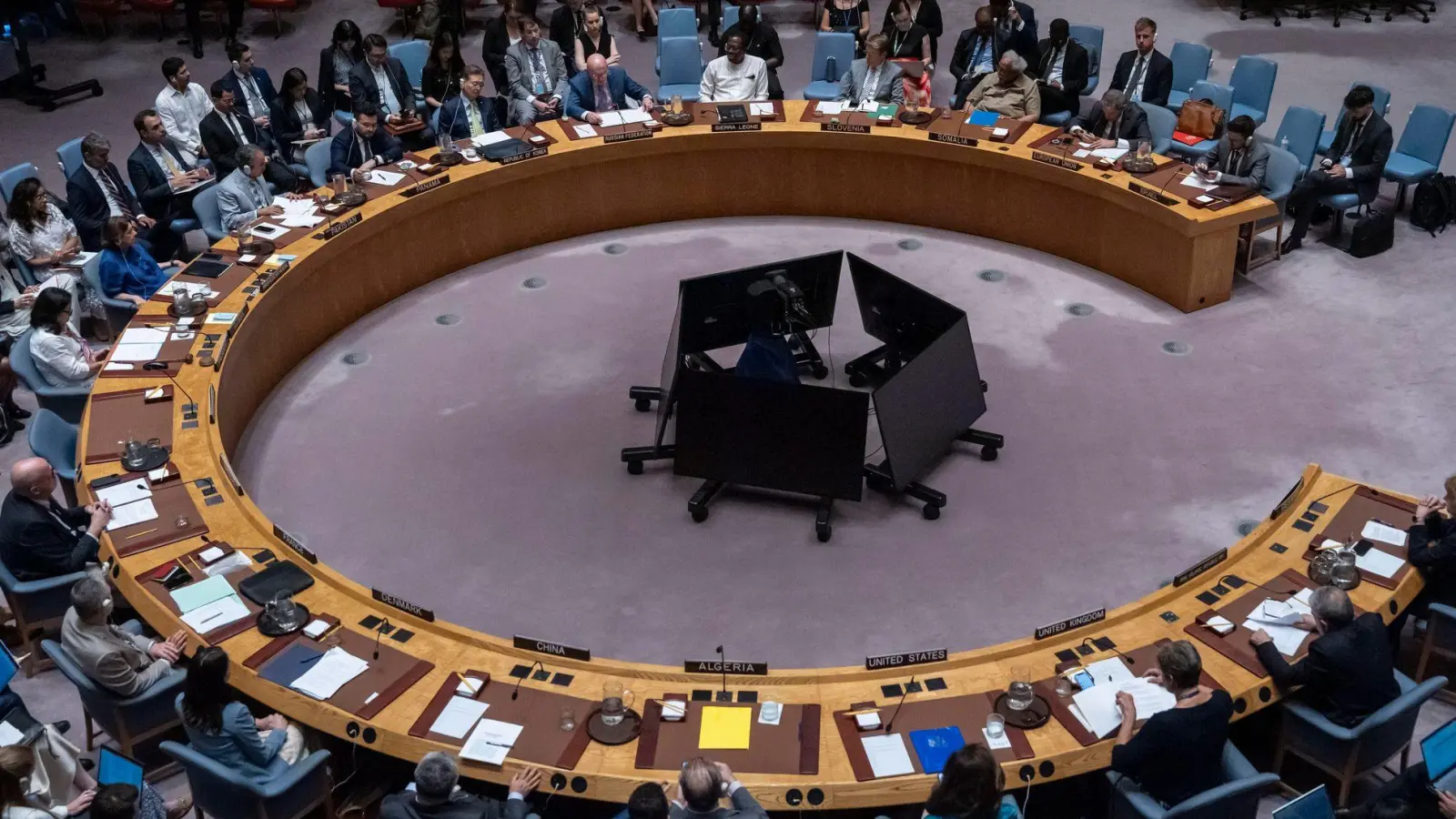 Vertreter im UN-Sicherheitsrat zeigen Mitgefühl mit den Geiseln in Gaza, üben aber auch Kritik an Israel.   (Foto: Yuki Iwamura/AP/dpa)