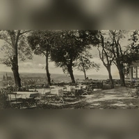 Im Drechselsgarten stehen an den sonnigen Herbsttagen vor 100 Jahren die Tische draußen. Beim Blick über Ansbach können die Gäste Kaffee und Kuchen genießen.  (Repro: Sammlung Martin Schuster)