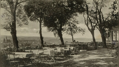 Im Drechselsgarten stehen an den sonnigen Herbsttagen vor 100 Jahren die Tische draußen. Beim Blick über Ansbach können die Gäste Kaffee und Kuchen genießen.  (Repro: Sammlung Martin Schuster)