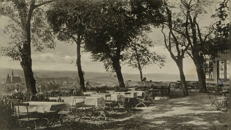 Im Drechselsgarten stehen an den sonnigen Herbsttagen vor 100 Jahren die Tische draußen. Beim Blick über Ansbach können die Gäste Kaffee und Kuchen genießen.  (Repro: Sammlung Martin Schuster)