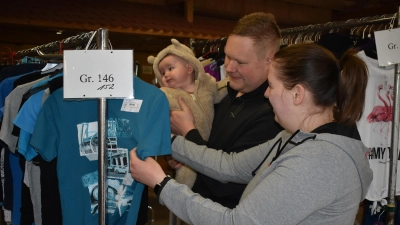 Der Secondhand-Basar für Kinderausstattung, kurz KATZE genannt, findet wieder in der Festhalle am Neustädter Kirchweihplatz statt. Viele hübsche Sachen warten auf Käuferinnen und Käufer. (Foto: Ute Niephaus)