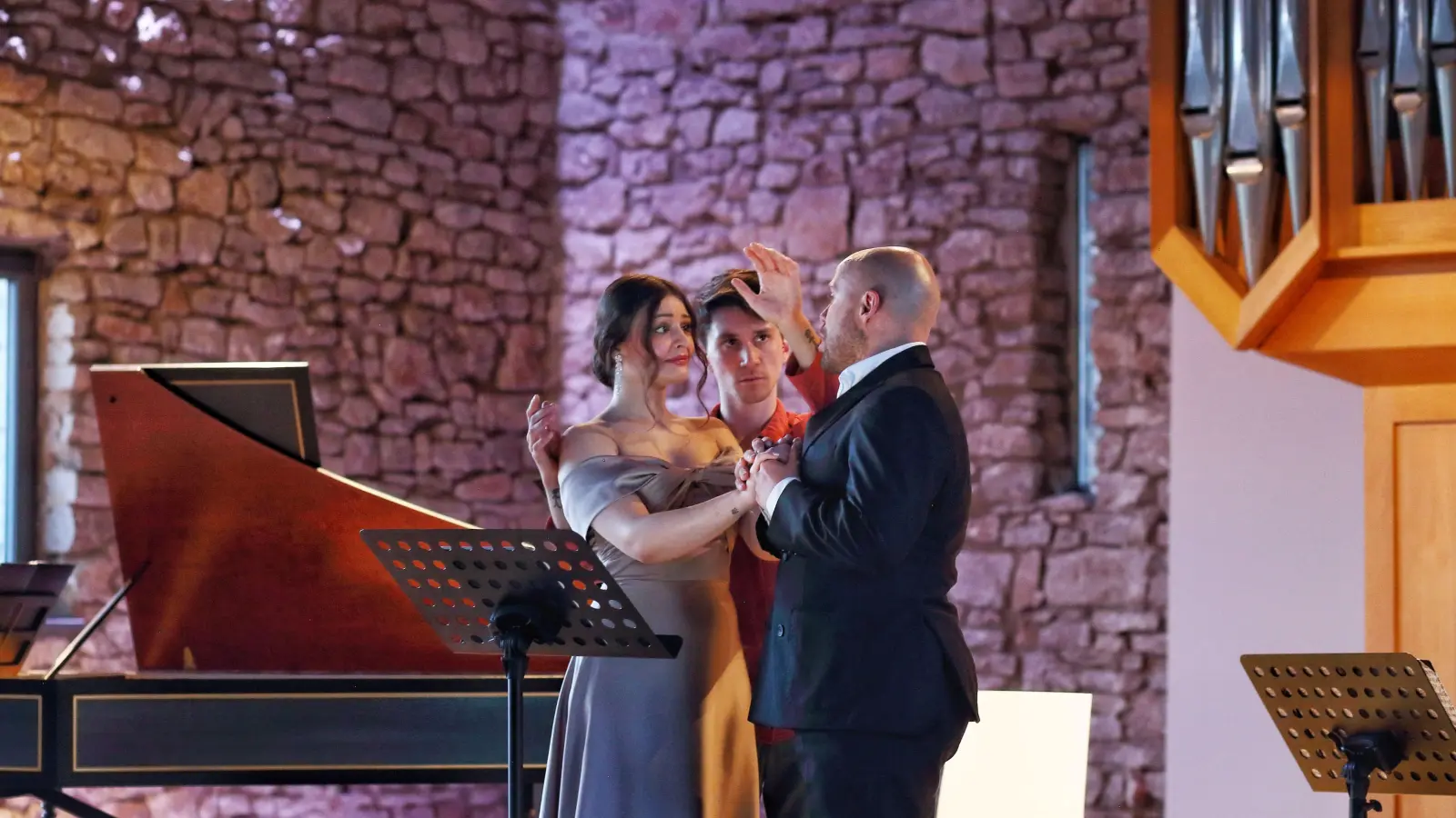 Endlich zusammen, die Liebenden und ihr tanzender Schutzgott: die Sopranistin Evelina Liubonko, der Tänzer Alberto Pagani und der Tenor Aco Bišćević (rechts) beim Konzert im Lehrberger Kornspeicher. (Foto: Thomas Wirth)