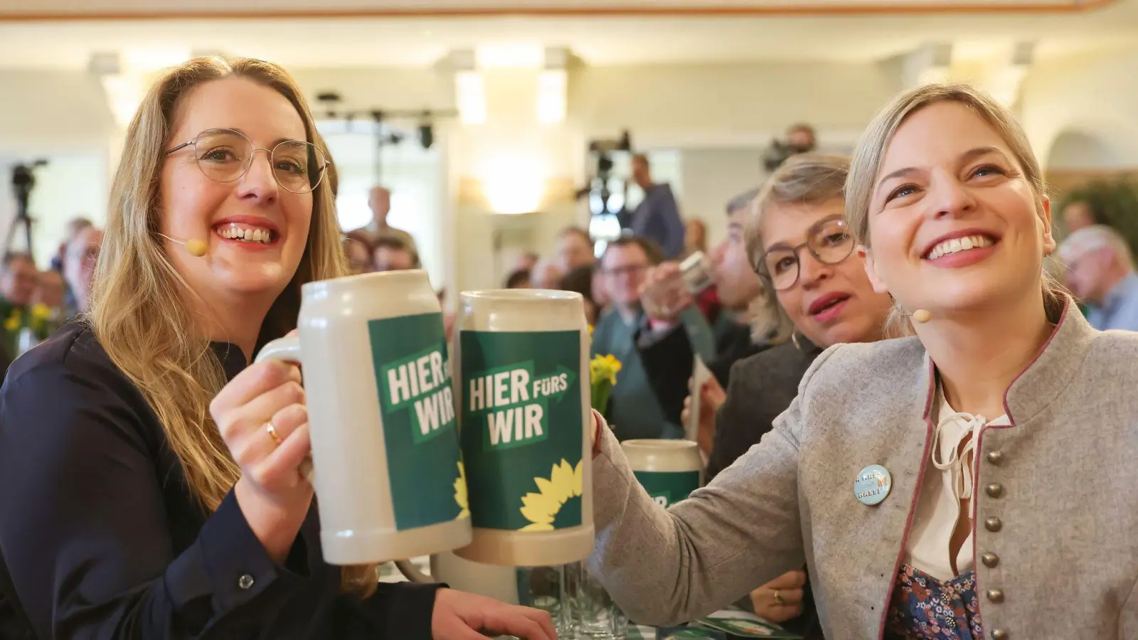 Aus dem Bundestag nach Landshut: Grünen-Fraktionschefin Katharina Dröge (l.) besucht den Politischen Aschermittwoch ihrer Partei. (Foto: Daniel Löb/dpa)