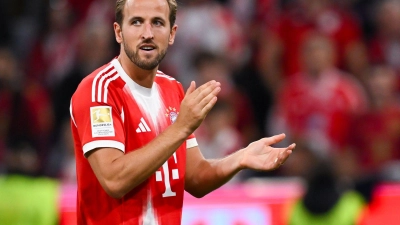 Am Tag nach seinem Hattrick gegen Leipzig musste Harry Kane in Tirol nur viele Autogramme schreiben, aber nicht wieder auf den Platz. (Foto: Sven Hoppe/dpa)