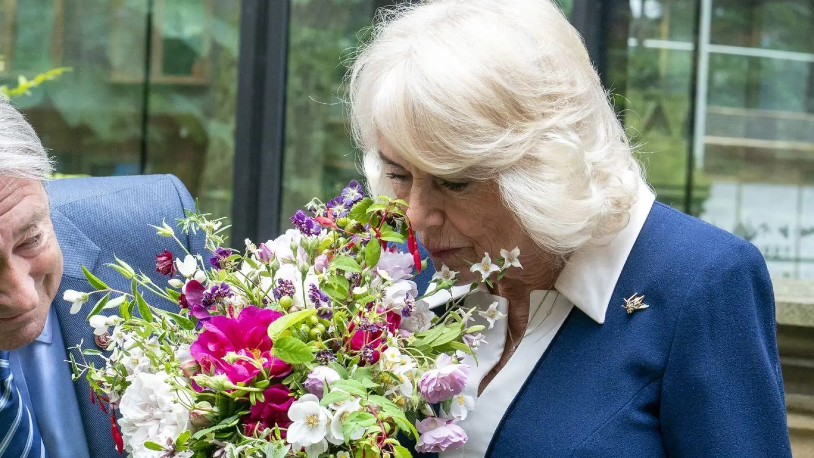 Königin Camilla von Großbritannien zusammen mit Alan Titchmarsh auf der Ausstellung Gardening Bohemia im Gartenmuseum in London. (Foto: Arthur Edwards/The Sun/PA Wire/dpa)