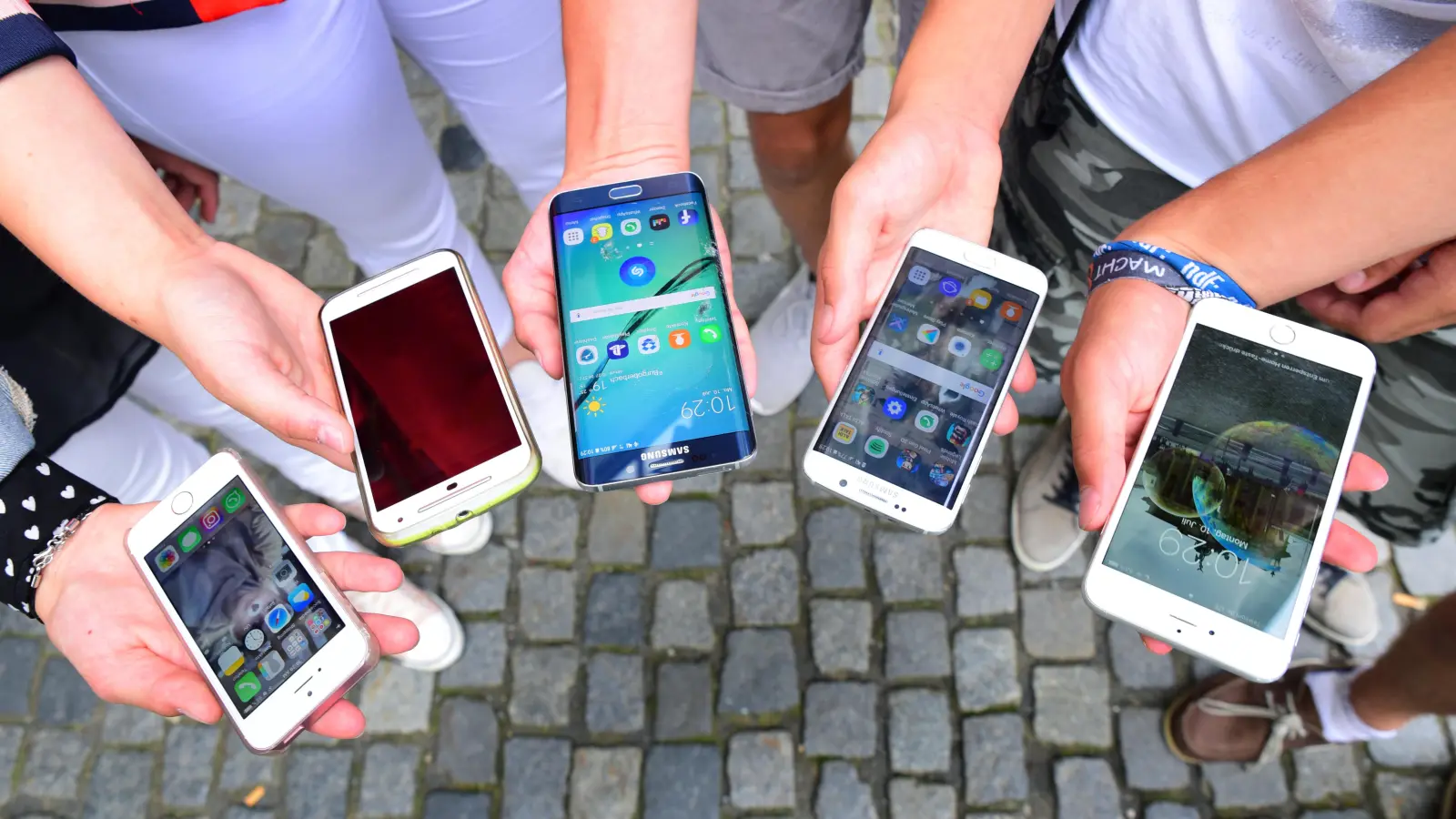 An Grundschulen ist die Nutzung von Smartphones grundsätzlich verboten. An weiterführenden Schulen gibt es unterschiedliche Regeln. (Symbolfoto: Jim Albright)