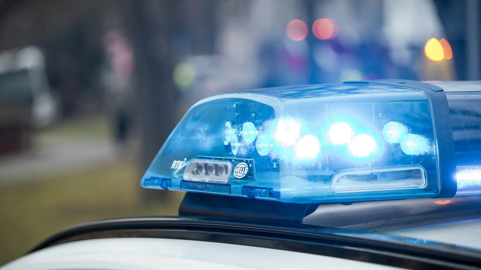 In der Nähe des Hofer Bahnhofs wurde die Fliegerbombe entdeckt. (Symbolbild) (Foto: Daniel Vogl/dpa)